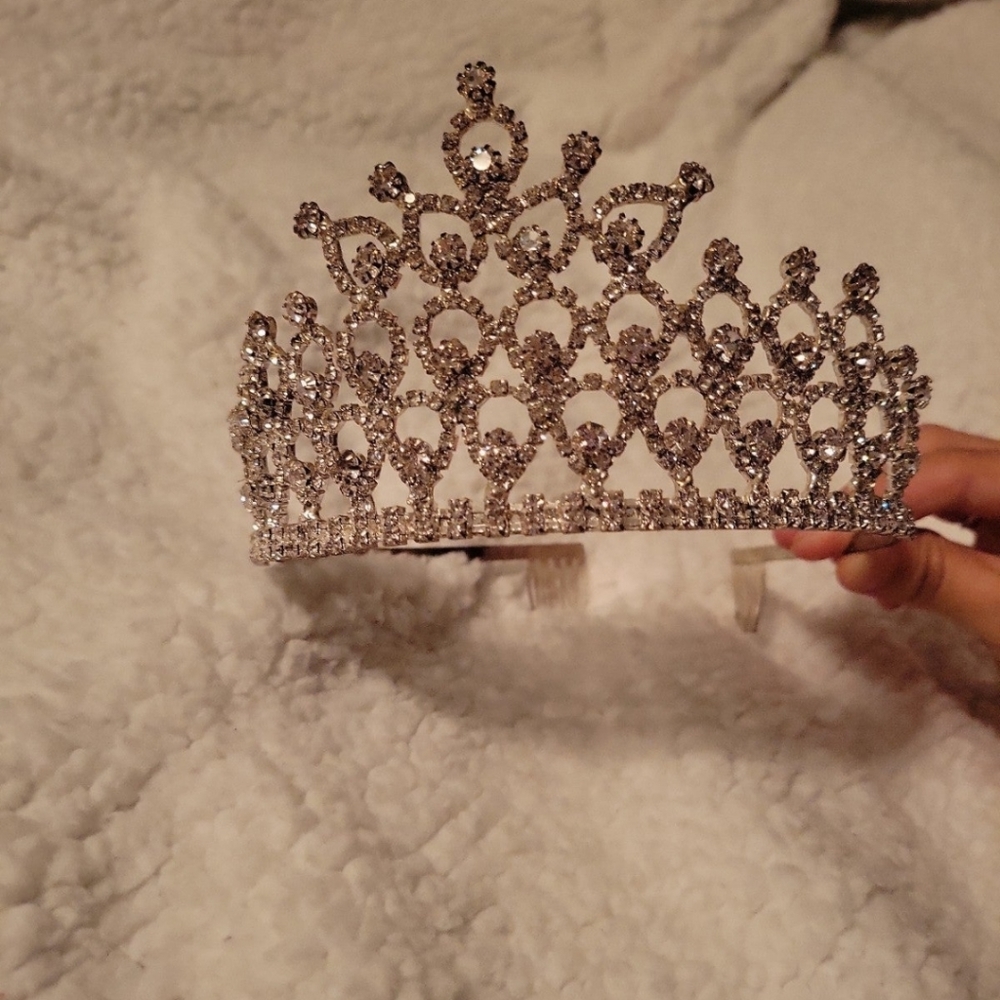 Crown in great condtion alittle faded